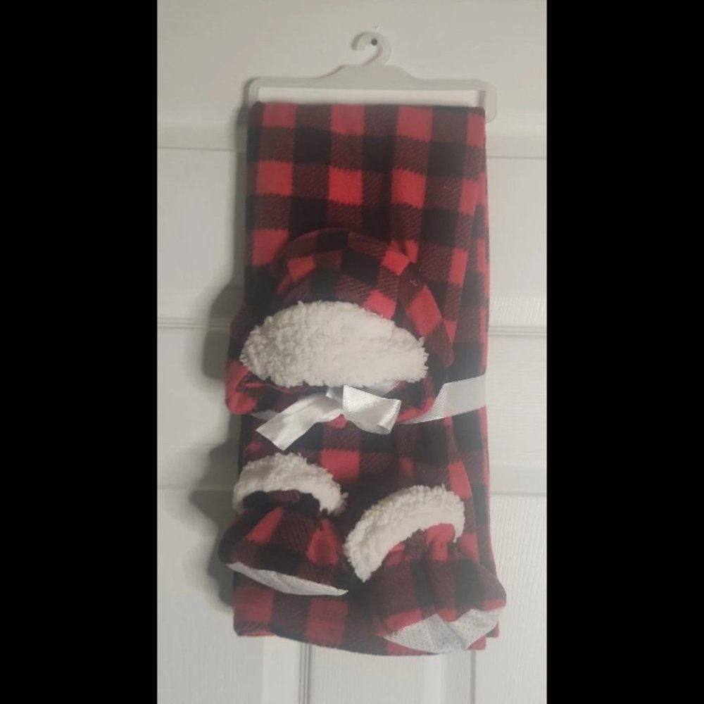 NEW Baby Christmas blanket, hat, and booties set